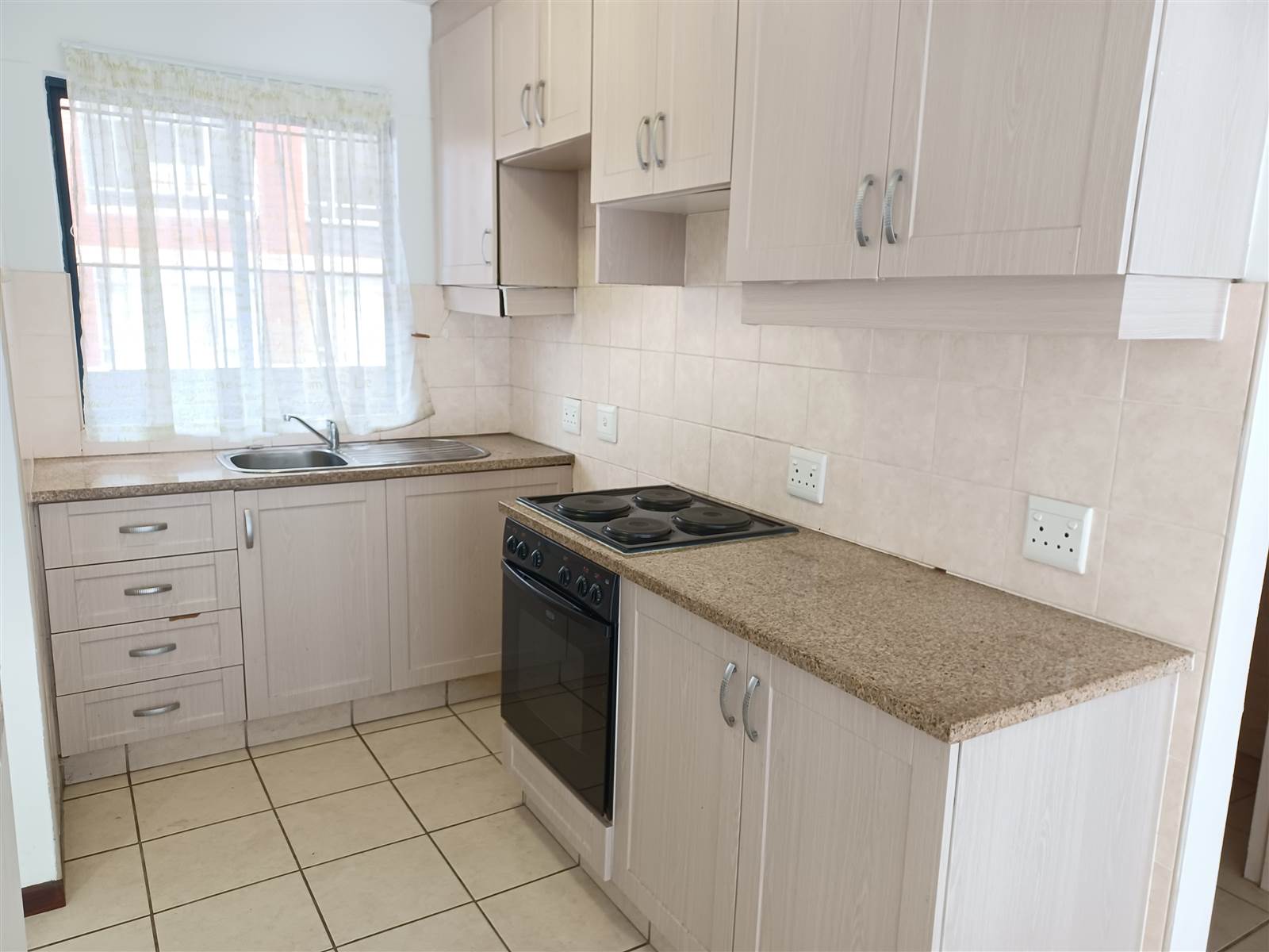2 Bed Apartment in Essenwood photo number 4
