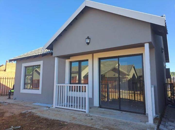 2 Bed Townhouse in Bloemspruit photo number 1