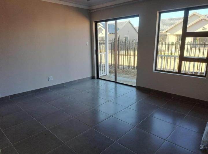2 Bed Townhouse in Bloemspruit photo number 9