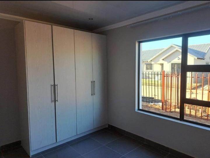 2 Bed Townhouse in Bloemspruit photo number 6