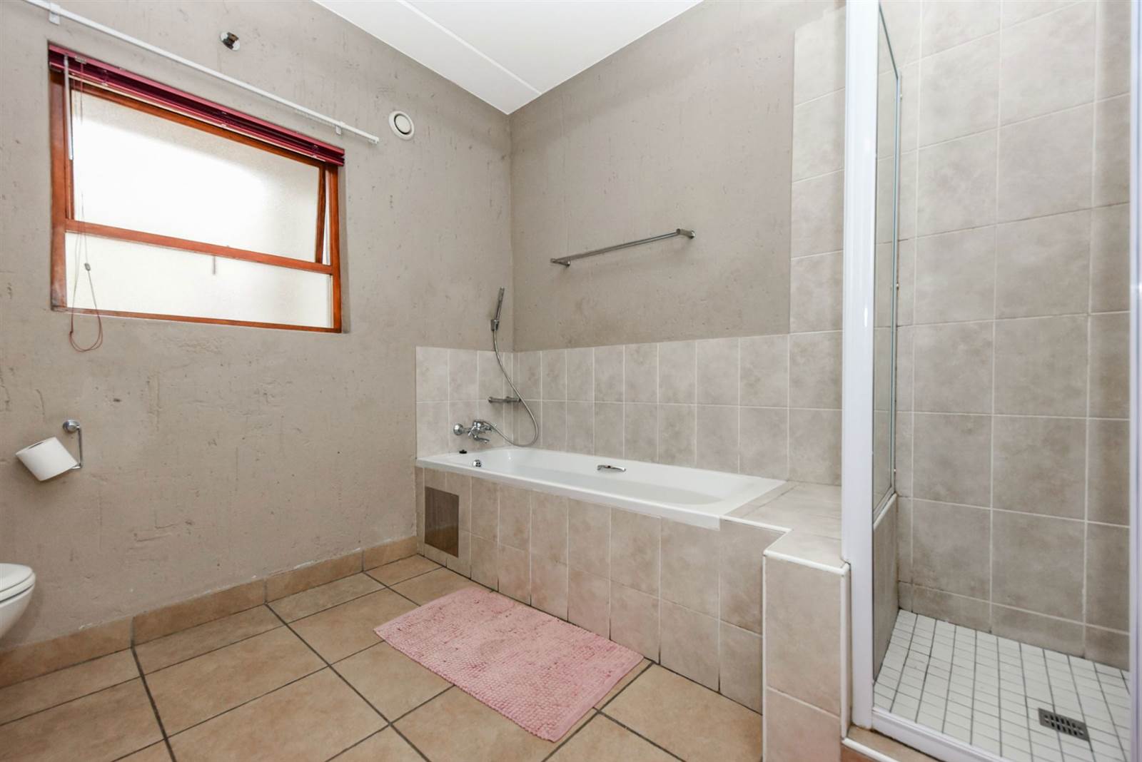 1 Bed Apartment in Douglasdale photo number 9