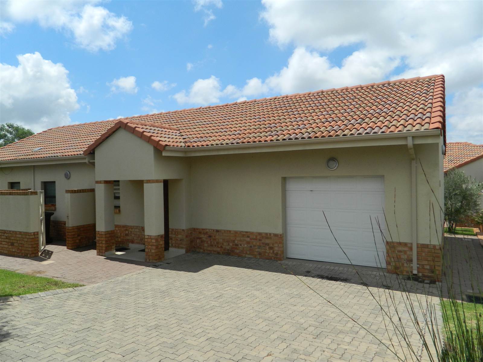 2 Bed House in Hazeldean (Silverlakes Surroundings) photo number 2