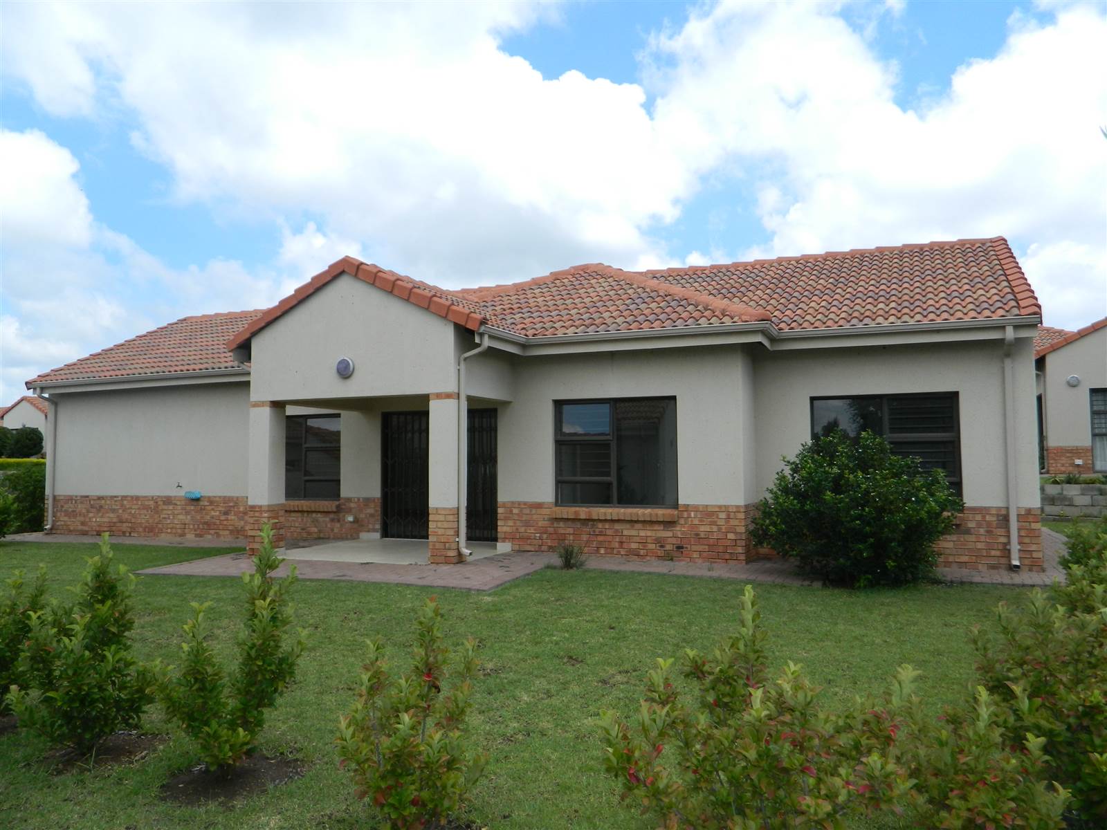 2 Bed House in Hazeldean (Silverlakes Surroundings) photo number 1