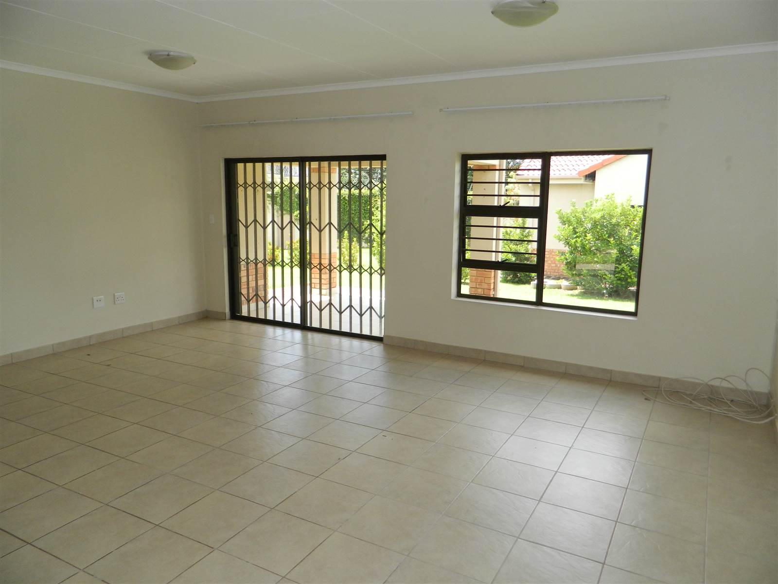 2 Bed House in Hazeldean (Silverlakes Surroundings) photo number 3