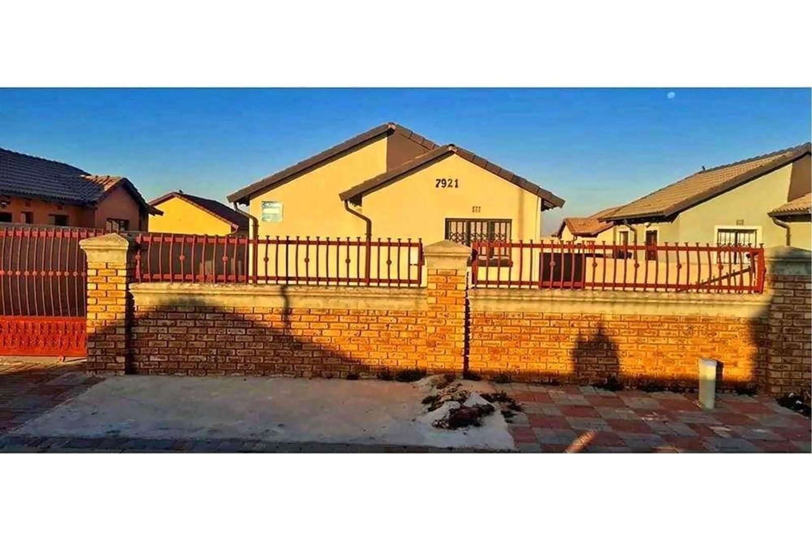 3 Bed House in Roodekop photo number 2