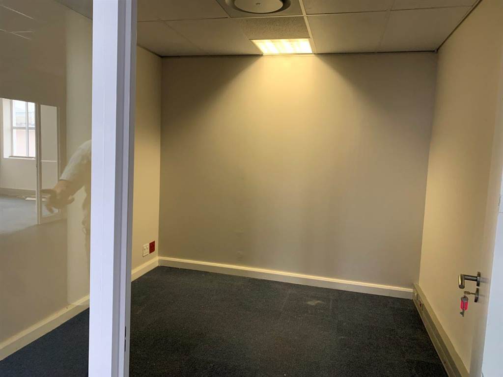 240  m² Commercial space in Walmer photo number 18