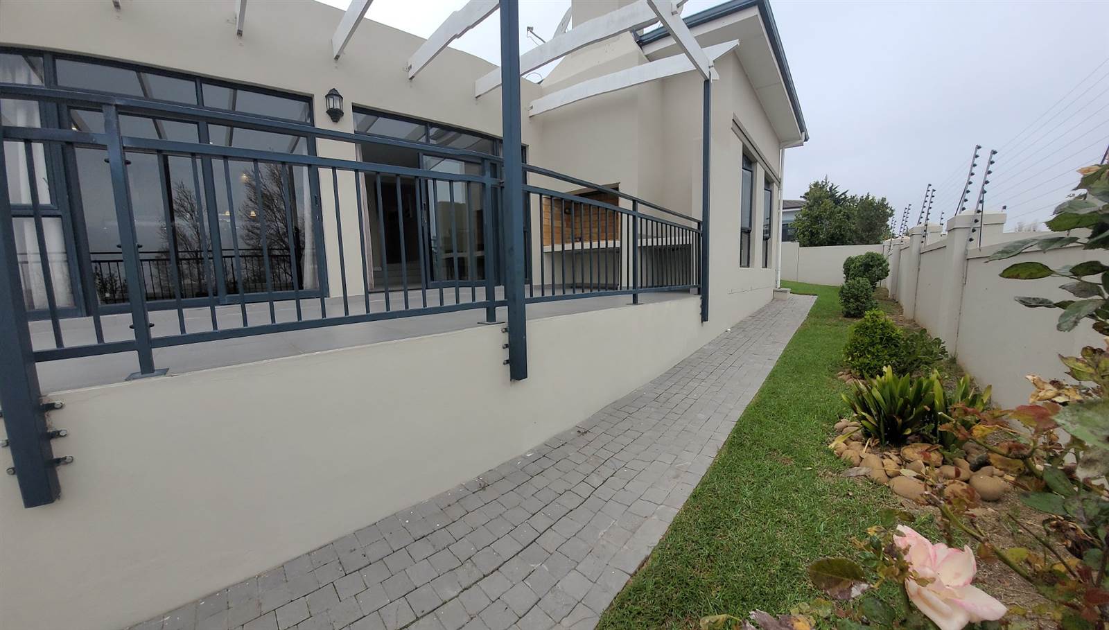 4 Bed House in Somerset West Central photo number 1