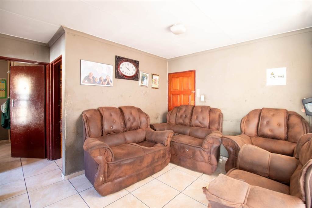 2 Bed House in Chloorkop photo number 5