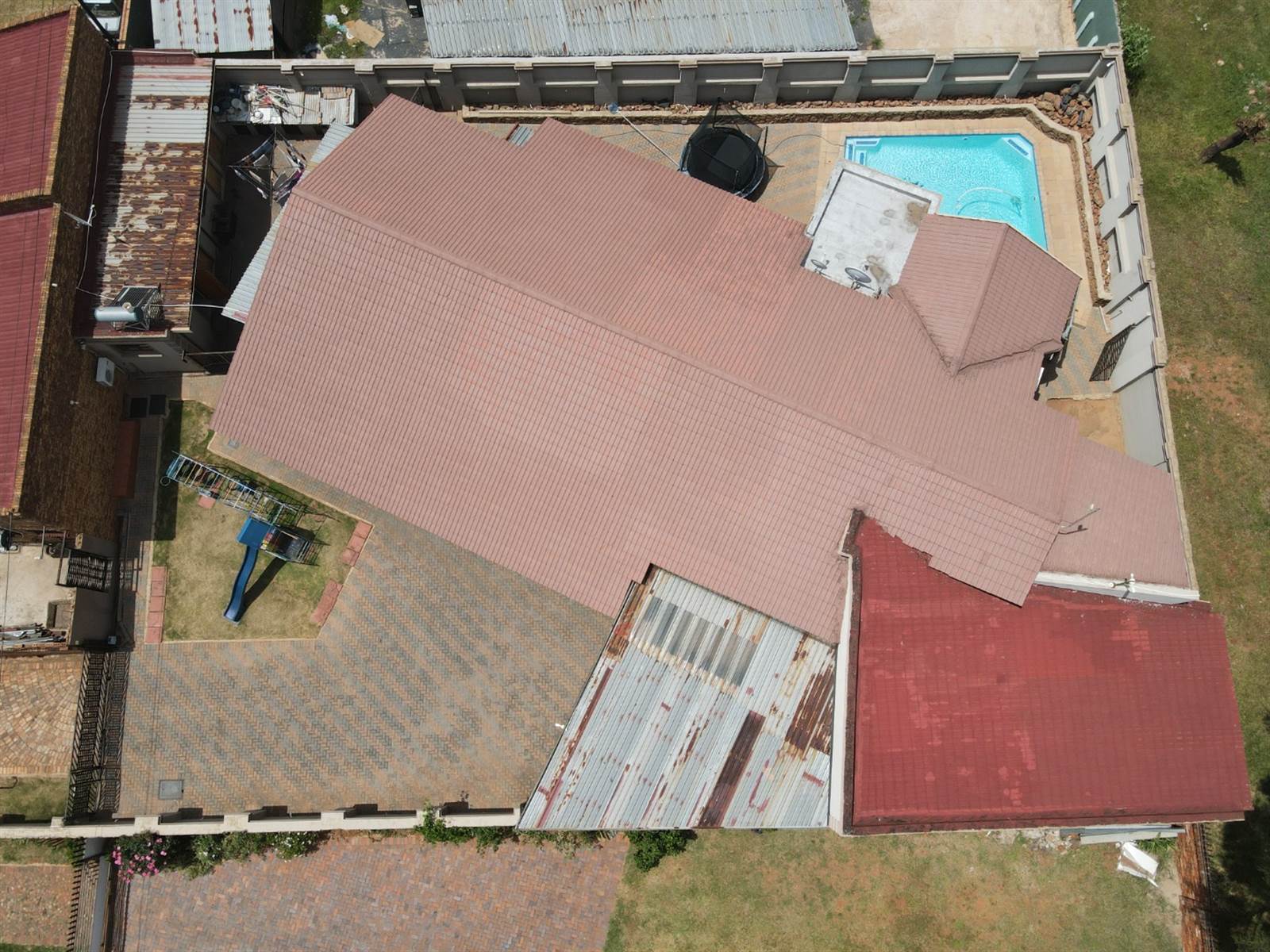 4 Bed House in Lenasia South photo number 5