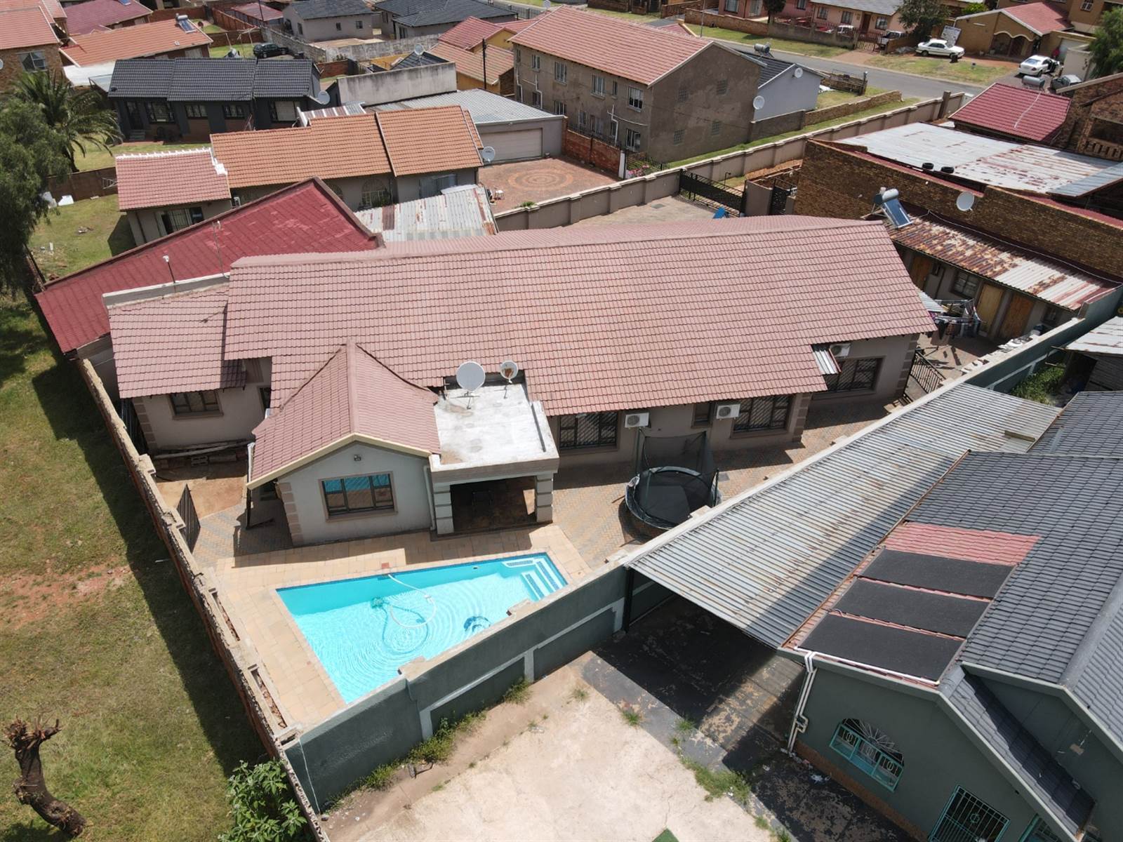 4 Bed House in Lenasia South photo number 4