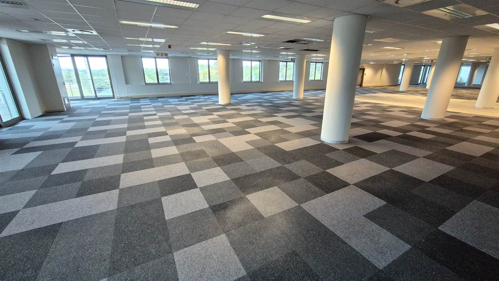 1484  m² Office Space in Menlyn photo number 12