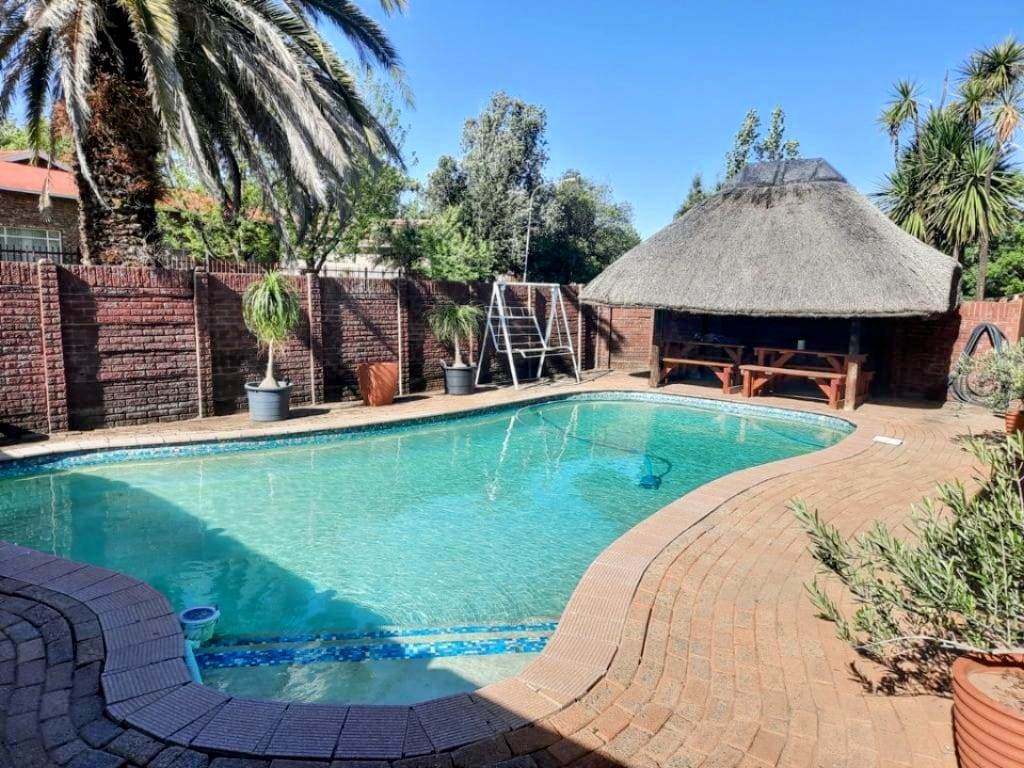4 Bed House in Uitsig photo number 4