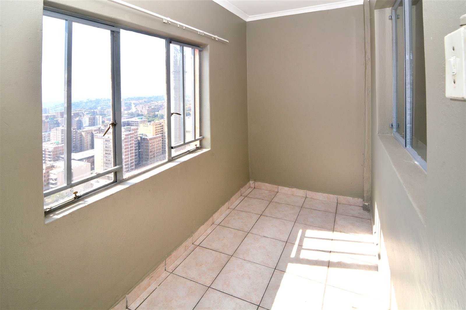 Studio Apartment in Hillbrow photo number 9