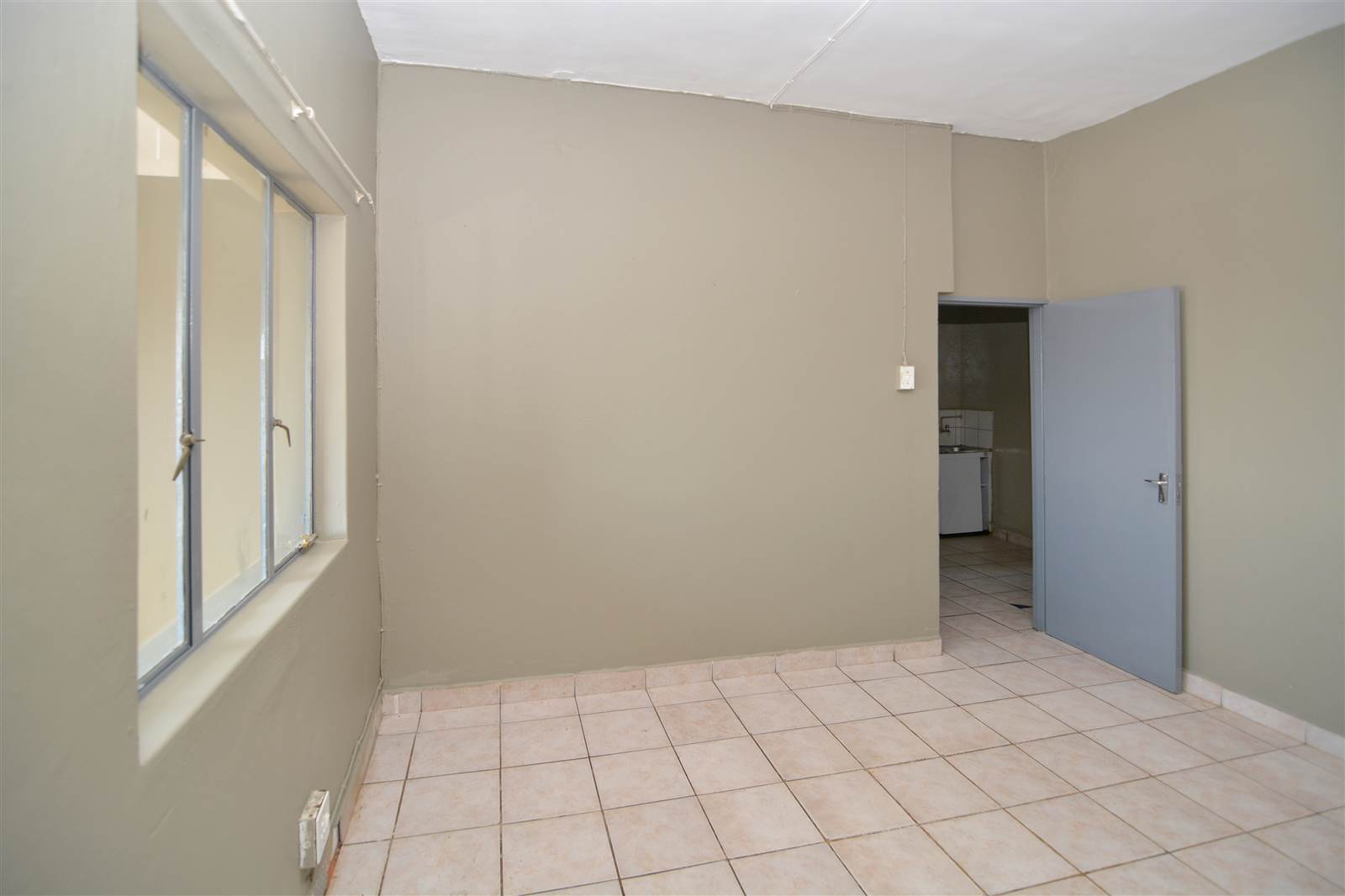 Studio Apartment in Hillbrow photo number 8