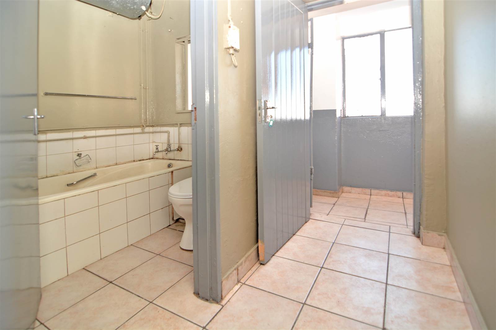 Studio Apartment in Hillbrow photo number 12