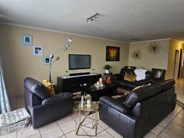 3 Bedroom Townhouse 3 Bedroom Townhouse