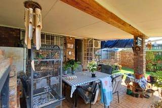 2 Bed Townhouse in Doornpoort and surrounds photo number 12