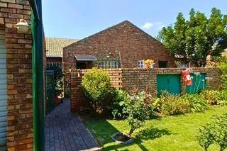 2 Bed Townhouse in Doornpoort and surrounds photo number 2