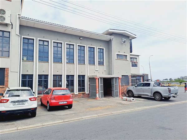 1 900  m² Commercial space