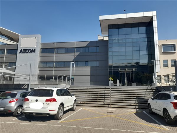 704  m² Commercial space