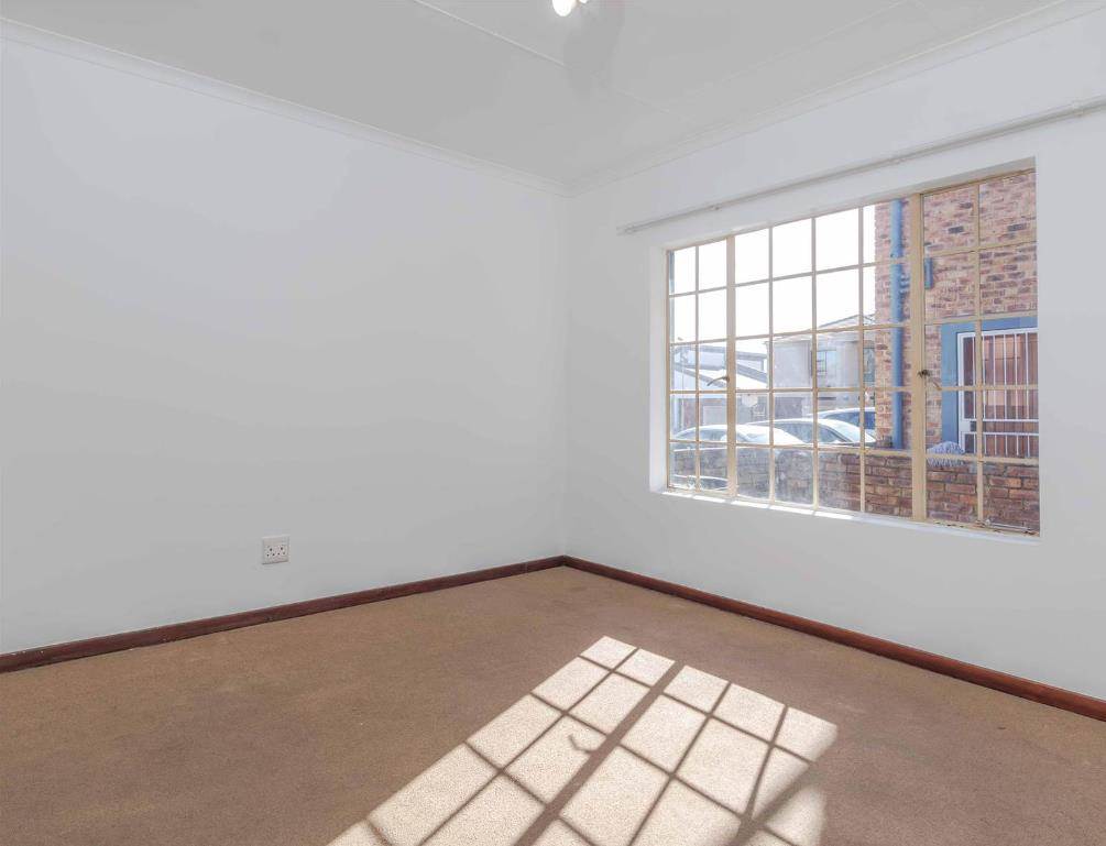 2 Bed Simplex in Greenstone Hill photo number 6