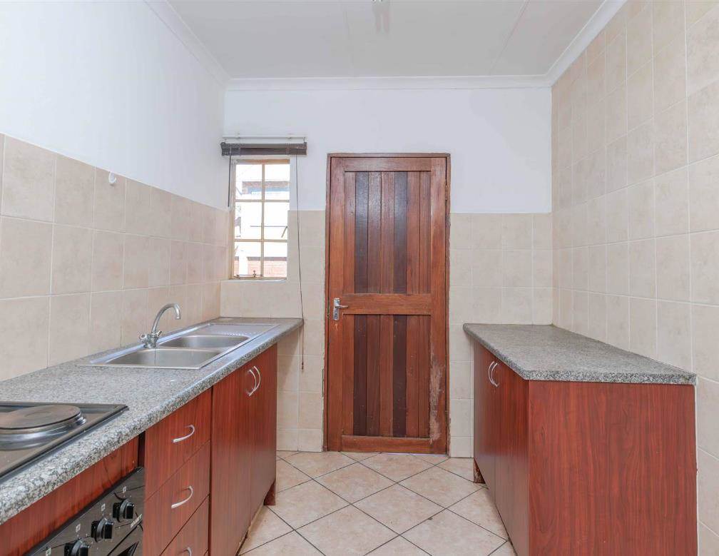 2 Bed Simplex in Greenstone Hill photo number 11