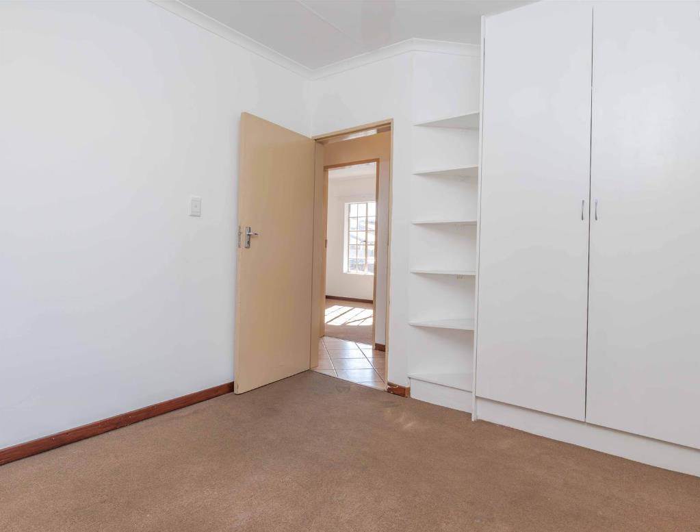 2 Bed Simplex in Greenstone Hill photo number 8