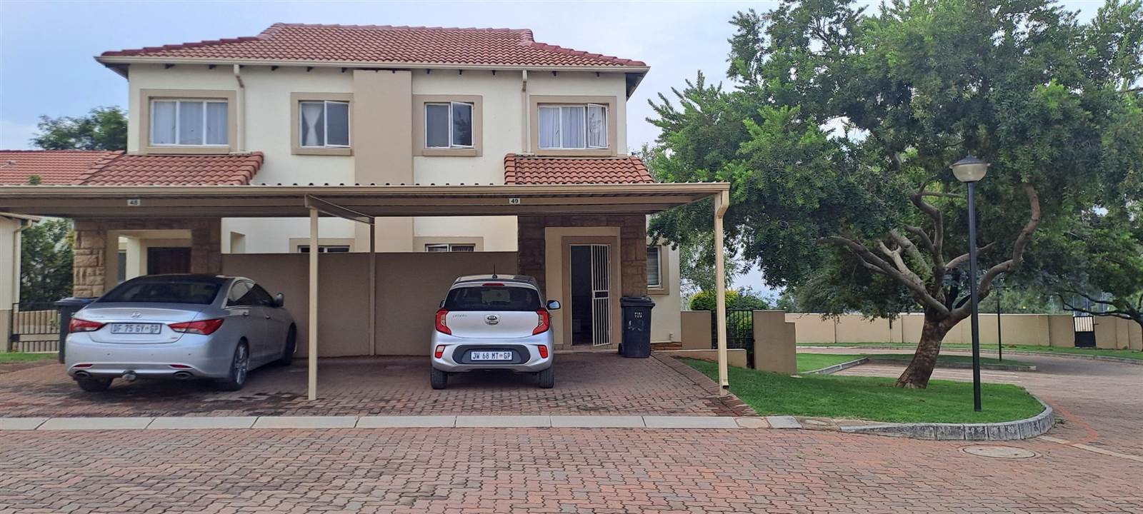 2 Bed Townhouse in Roodepoort Central photo number 2