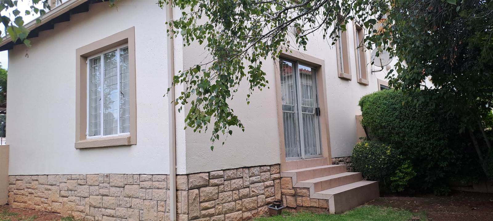 2 Bed Townhouse in Roodepoort Central photo number 5