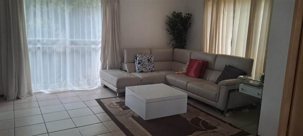 2 Bed Townhouse in Roodepoort Central photo number 17