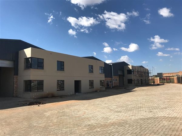 632  m² Industrial space in Clayville
