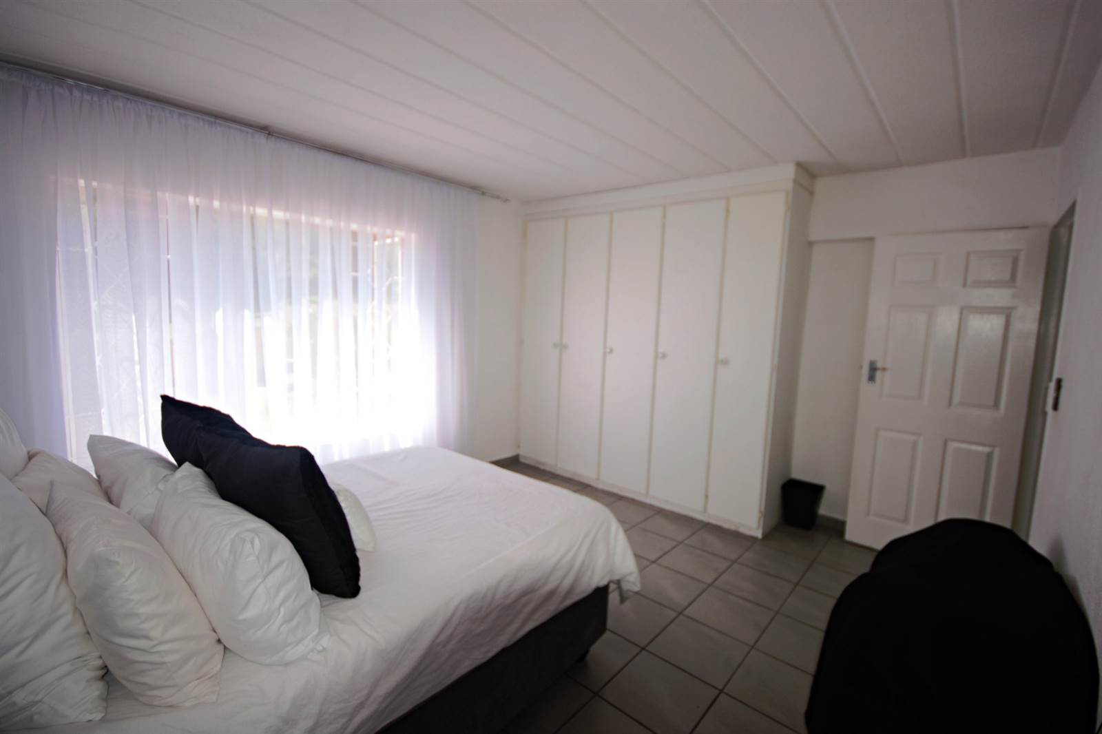 2 Bed Apartment in Helderkruin photo number 11