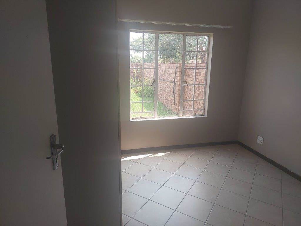 2 Bed Townhouse in Mooikloof Ridge photo number 15