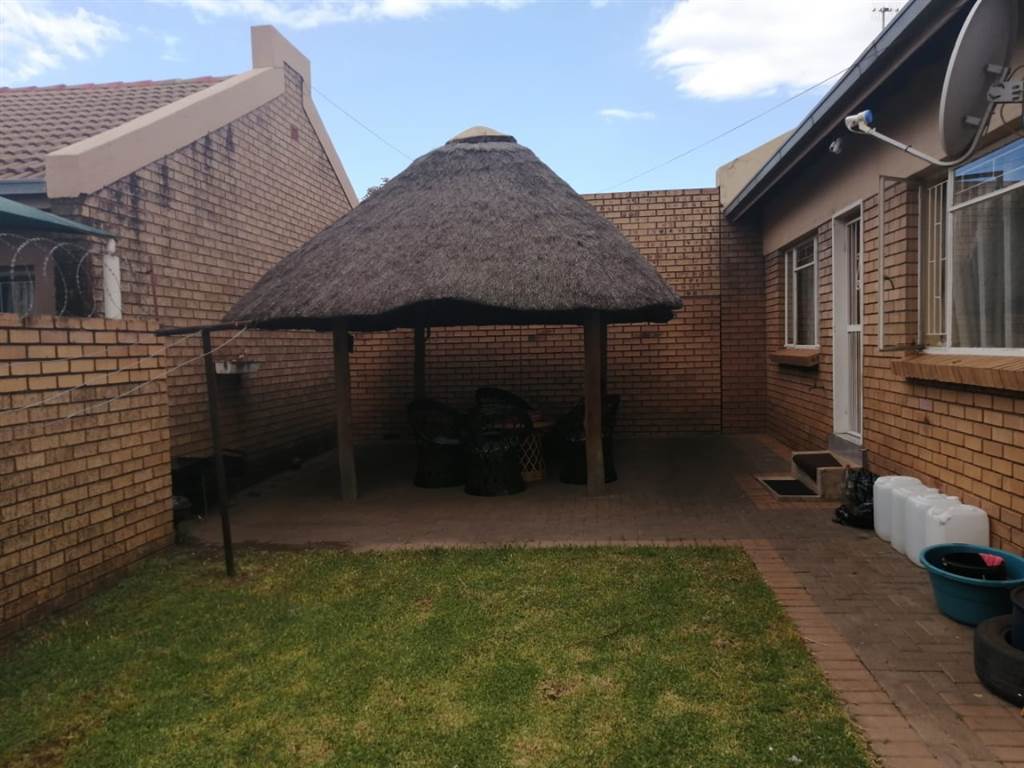 2 Bed Flat in Lydenburg photo number 16