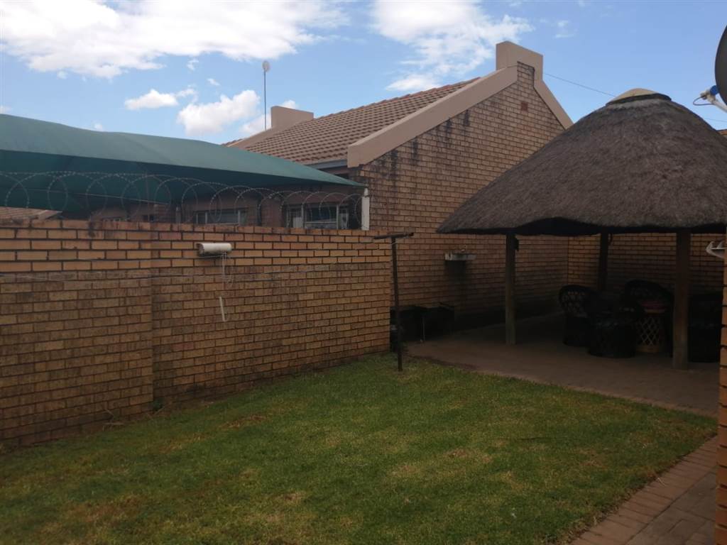 2 Bed Flat in Lydenburg photo number 14