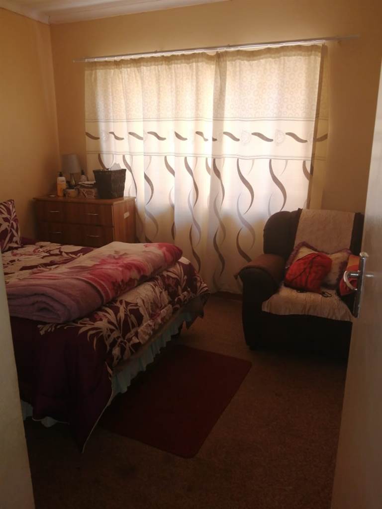 2 Bed Flat in Lydenburg photo number 12