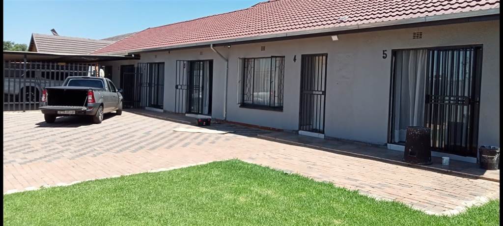 1 Bed Apartment in Roodekop photo number 1