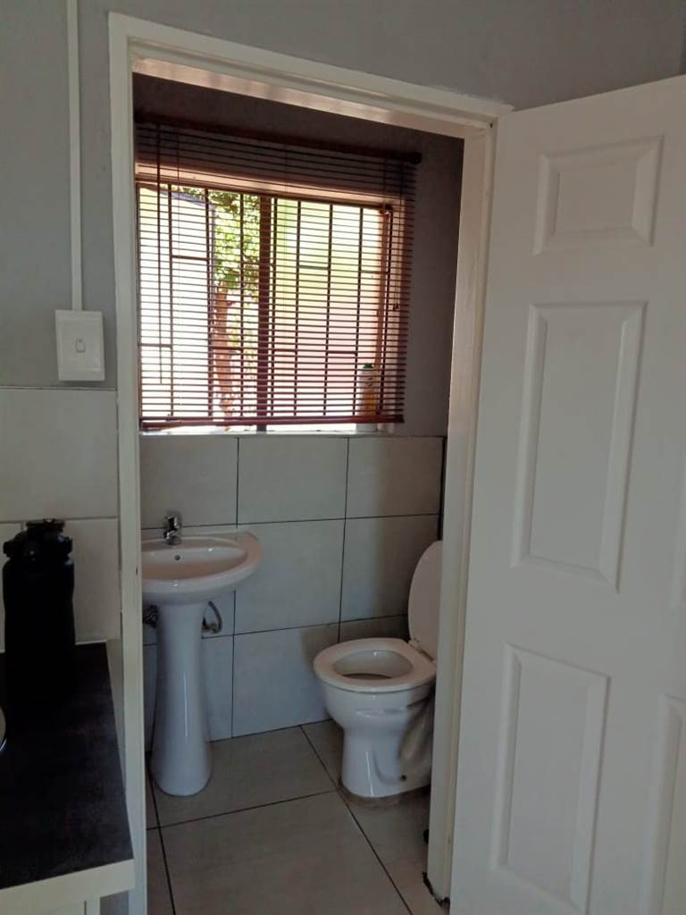 1 Bed Apartment in Roodekop photo number 18
