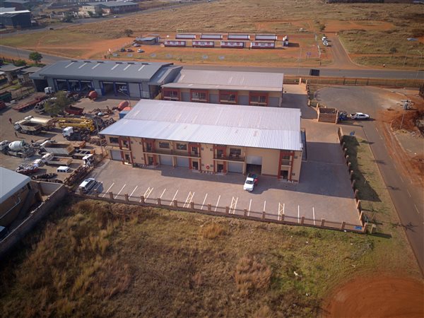 141  m² Industrial space in Clayville