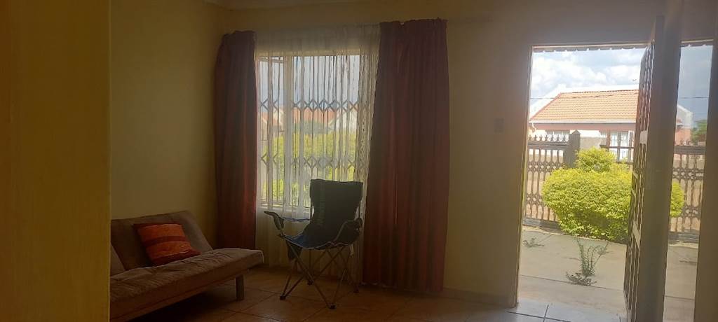 2 Bed House in Temba photo number 4