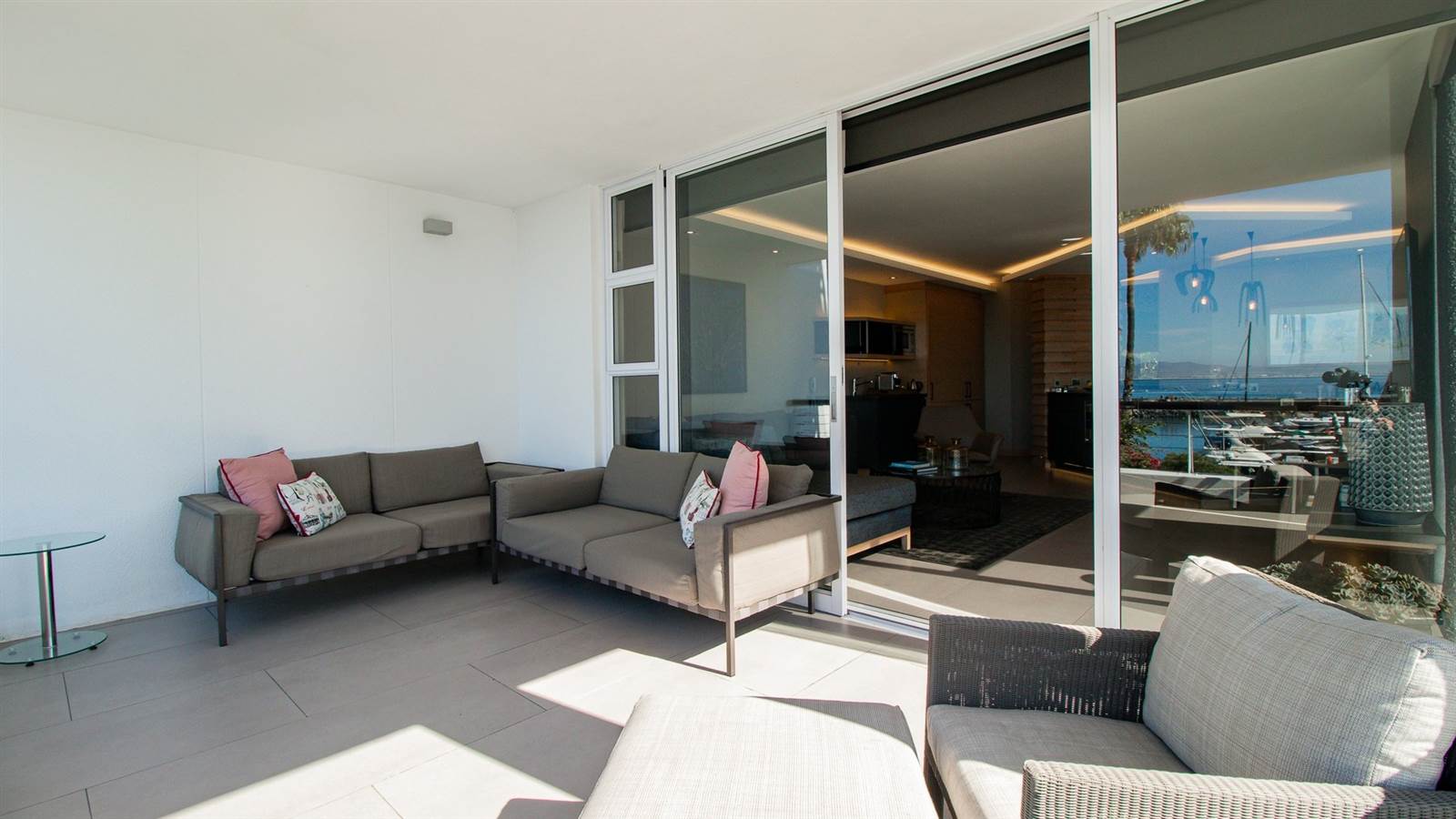 2 Bed Apartment in Mouille Point photo number 14