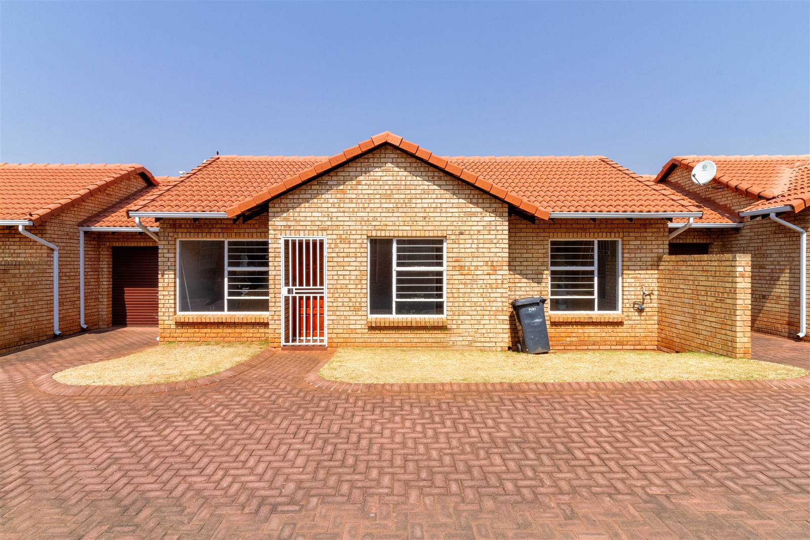 3 Bed Townhouse in Grobler Park photo number 6