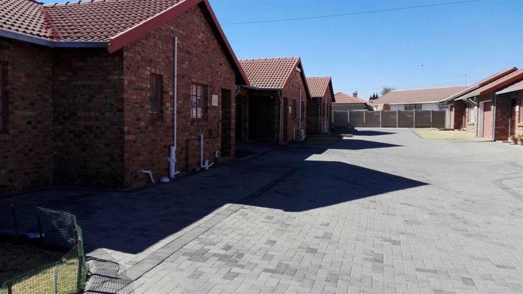 2 Bed Apartment in Trichardt photo number 2