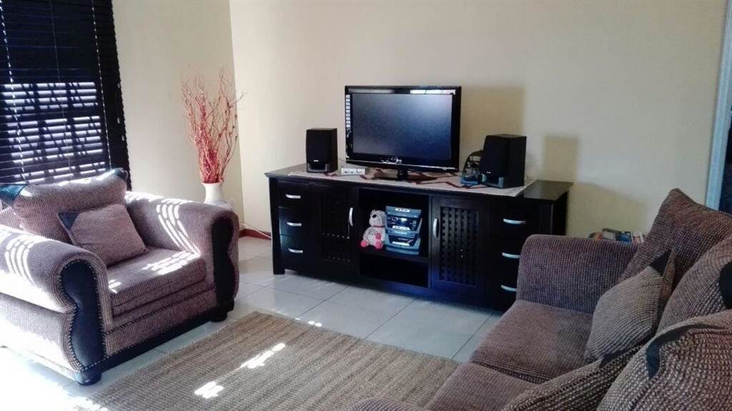 2 Bed Apartment in Trichardt photo number 3