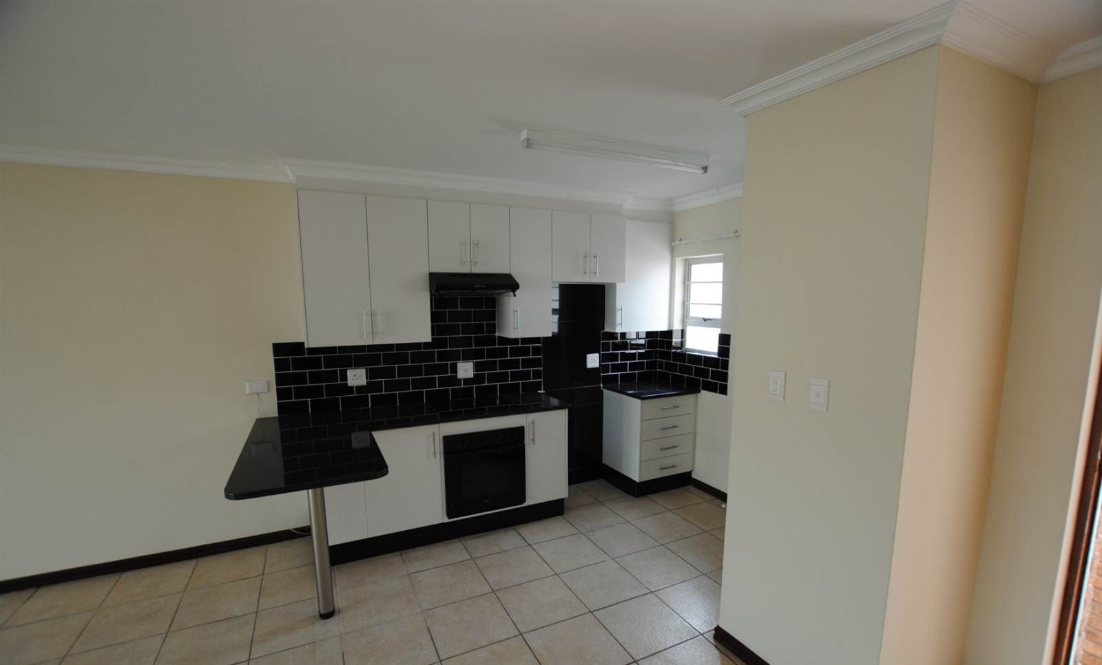 3 Bed Townhouse in Beacon Bay photo number 8