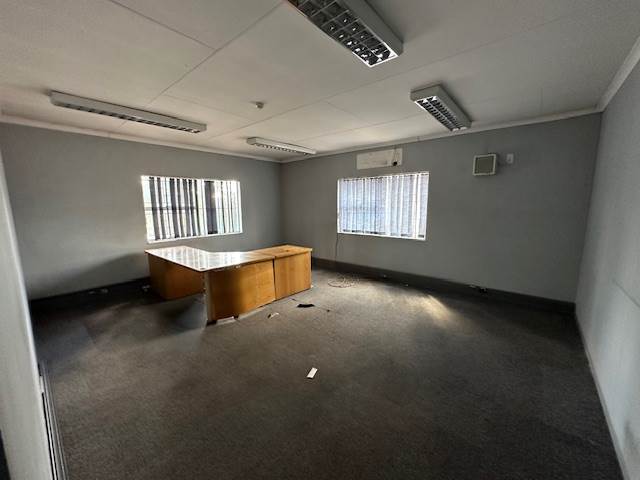 1000  m² Commercial space in Witbank Central photo number 17