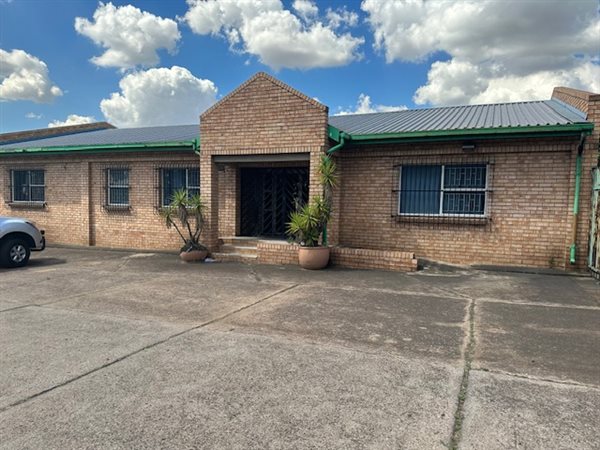 1000  m² Commercial space in Witbank Central