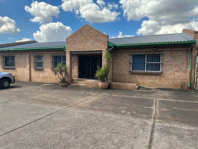 1000  m² Commercial space in Witbank Central photo number 1