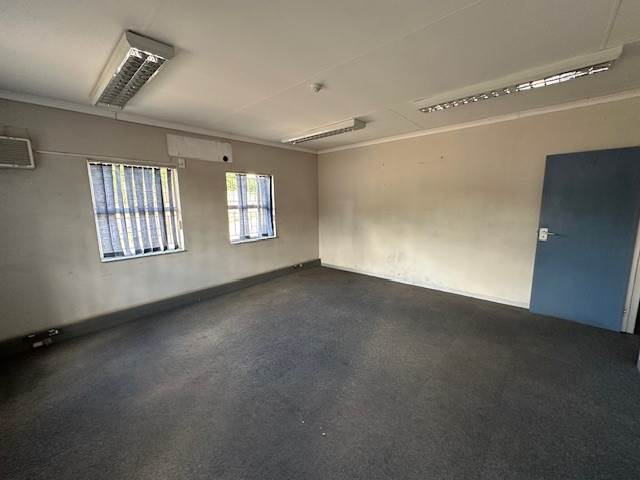 1000  m² Commercial space in Witbank Central photo number 13
