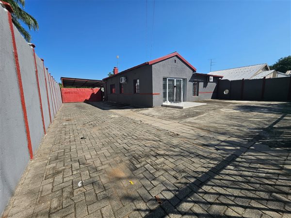 875  m² Commercial space